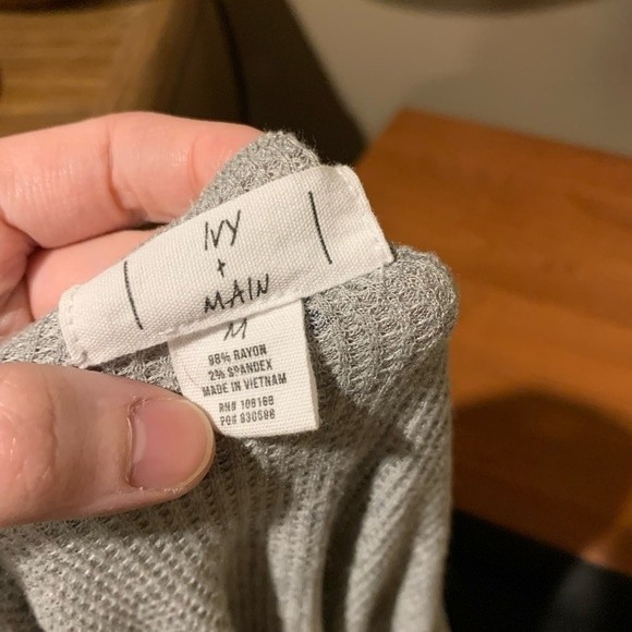 Ivy and Main size medium long sleeve crop top. Gray with tiny blue flowers - Picture 4 of 4